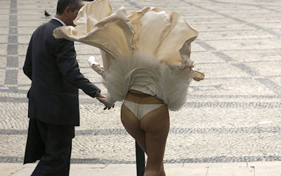 パンツ隠さない風パンチラ外国人のエロ画像 ①