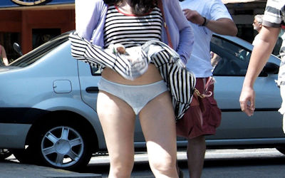 パンツ隠さない風パンチラ外国人のエロ画像 ②