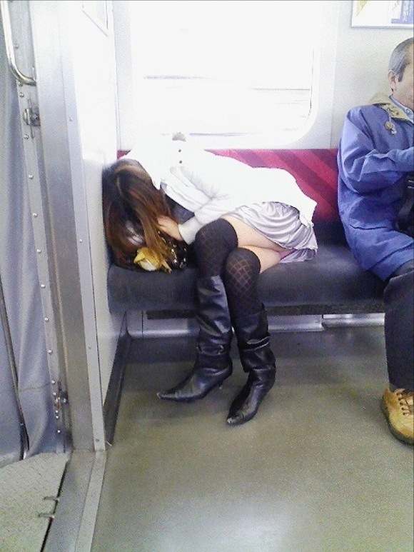 電車内 パンチラ ギャル JK エロ画像【2】