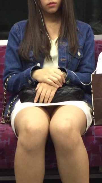 電車内 パンチラ ギャル JK エロ画像【14】