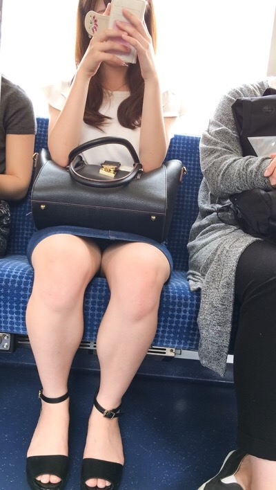 電車内 パンチラ ギャル JK エロ画像【26】