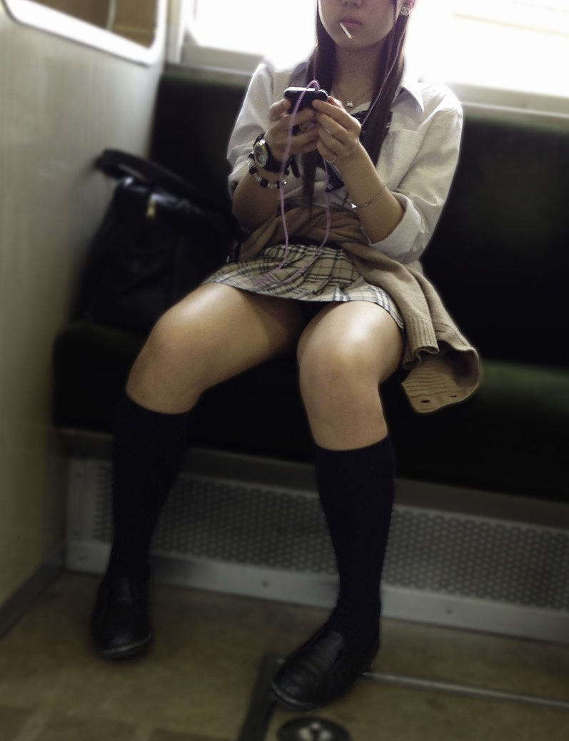 電車内 パンチラ ギャル JK エロ画像【27】