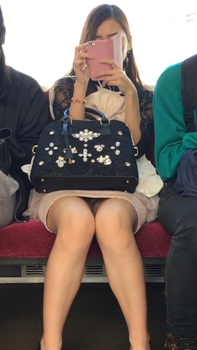 電車内 パンチラ ギャル JK エロ画像【28】