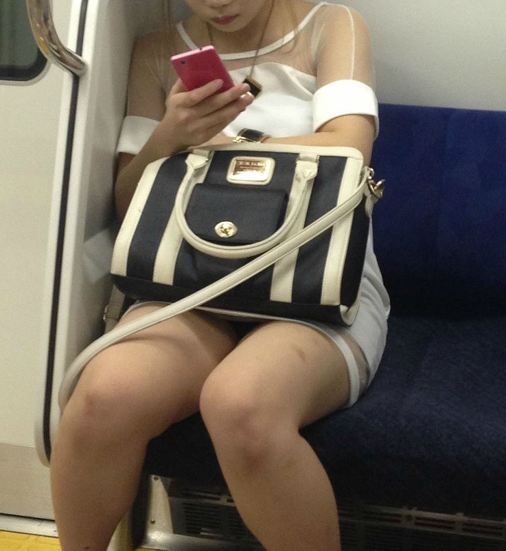 電車内 パンチラ ギャル JK エロ画像【39】