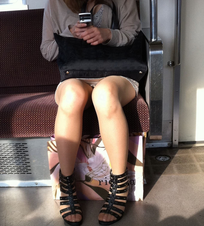 電車内 パンチラ ギャル JK エロ画像【51】