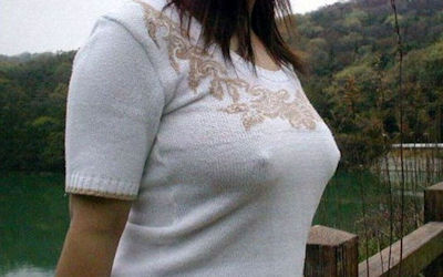 ノーブラニットの乳首透けポチエロ画像 ②