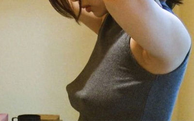 ノーブラニットの乳首透けポチエロ画像 ③