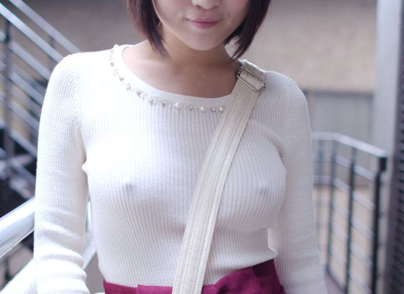 ノーブラニットの乳首透けポチエロ画像