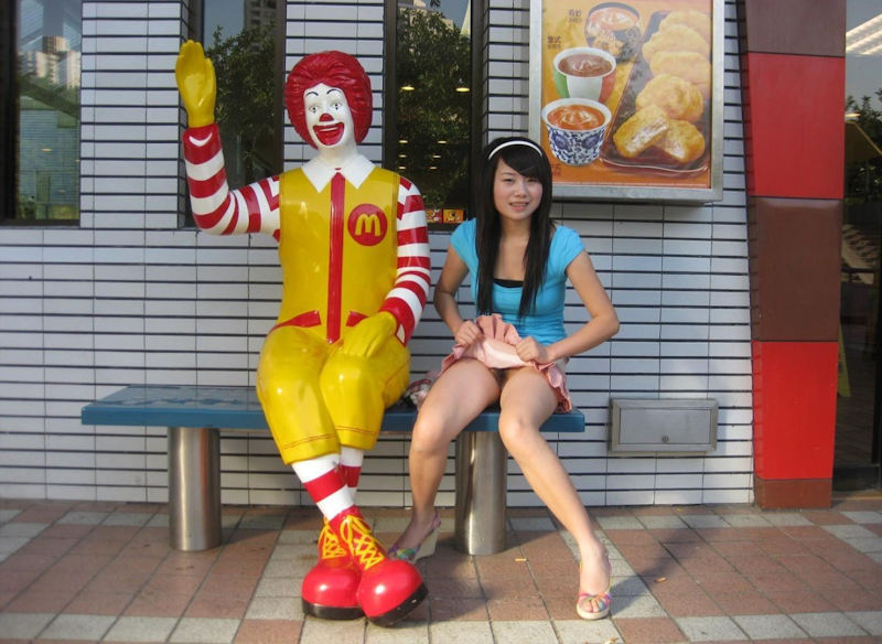 マクドナルド店内や店頭で露出してるエロ画像