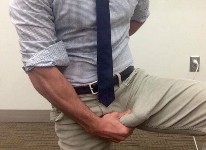 着衣巨根なもっこり男性のちんぽの膨らみ画像集