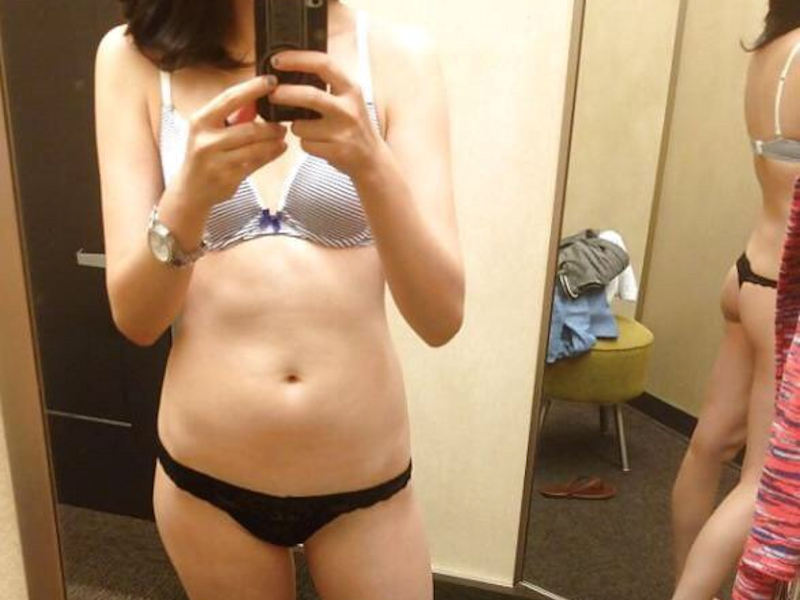 試着室で自撮りする下着姿（おっぱいポロリあり）のエロ画像