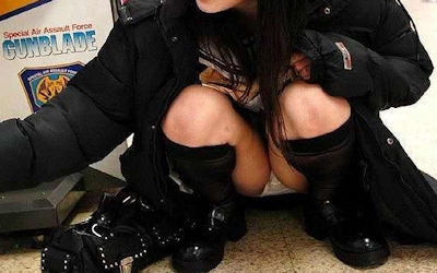 しゃがみパンチラしてる女の街撮りまとめ ①