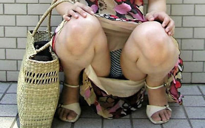 しゃがみパンチラしてる女の街撮りまとめ ②