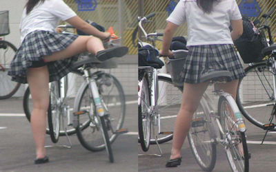乗馬・自転車・バイクのまたがりパンチラ画像集 ②