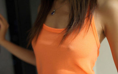 自宅ではノーブラな家庭内の透け乳首画像 ④