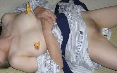 洗濯ばさみで乳首をパチンと刺激するエロ画像 ④