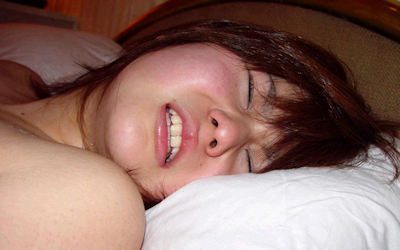 イキ顔がエロい！目を閉じて感じる女の画像 ①