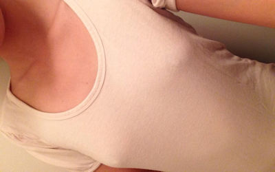 乳首が映えるノーブラ自撮りの透けポチ画像 ①