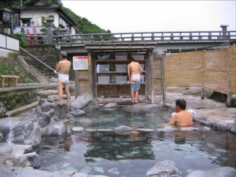 露天風呂の屋外脱衣所が着替え丸見えなエロ画像