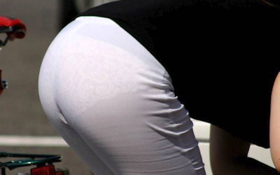 街中で女性のお尻目線な男目線のエロ画像 ①