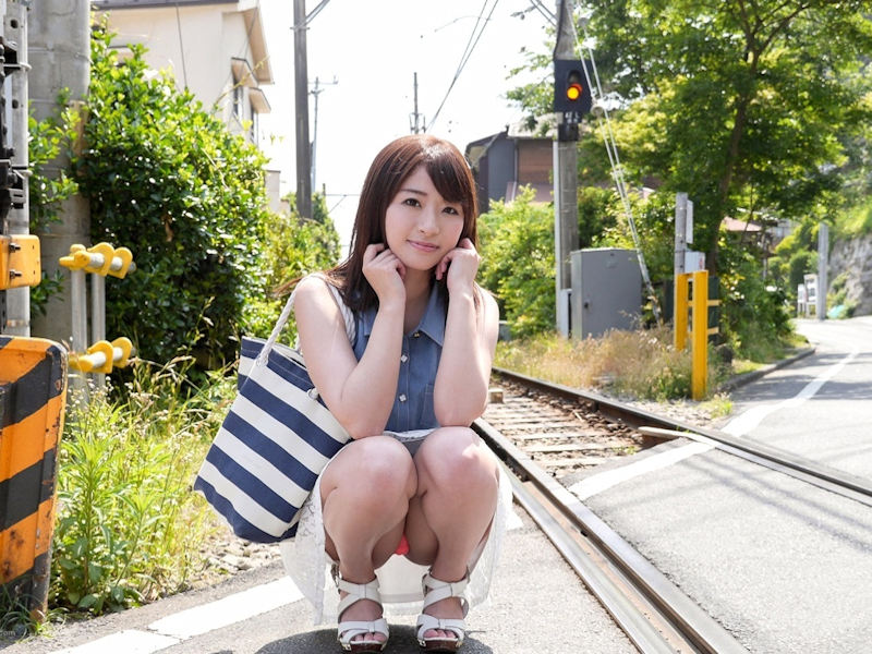 このパンチラに男は弱いしゃがみパンチラ画像まとめ