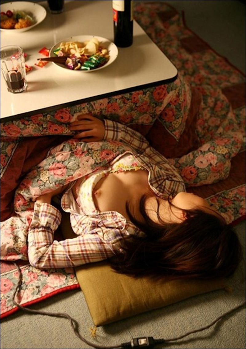 こたつ 居眠り 寝転がる エロ画像【18】