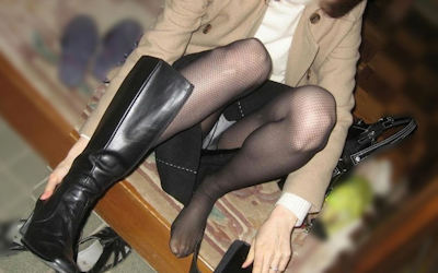 家の玄関でパンツ見えてる家庭内のパンチラ画像 ③