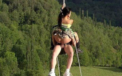 空中で性行為！エクストリームセックスのエロ画像 ①
