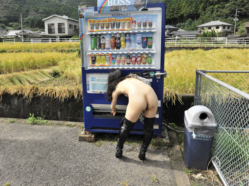 自動販売機前で裸になる自販機と露出狂のエロ画像