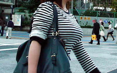着衣巨乳な人妻と熟女のエロ画像 ③
