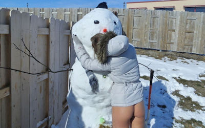 雪だるまでエッチなおふざけしてる海外のエロ画像 ①