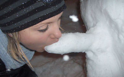 雪だるまでエッチなおふざけしてる海外のエロ画像 ③
