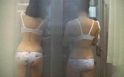 更衣室で着替える女性の画像まとめ ②
