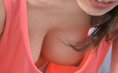 ノーブラ巨乳が胸チラでおっぱいぽろりのエロ画像 ①