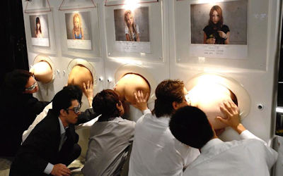 女のお尻を男が眺めるケツ観察のエロ画像 ①