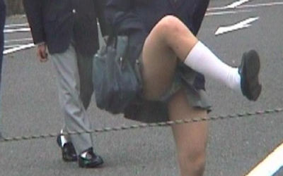 スカートで跨ぐ瞬間の動きのあるパンチラ画像 ④