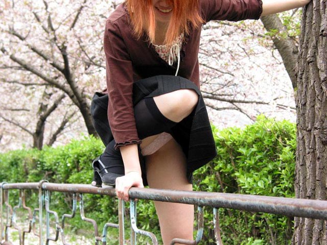 スカート 跨ぐ 動きのある パンチラ エロ画像【5】