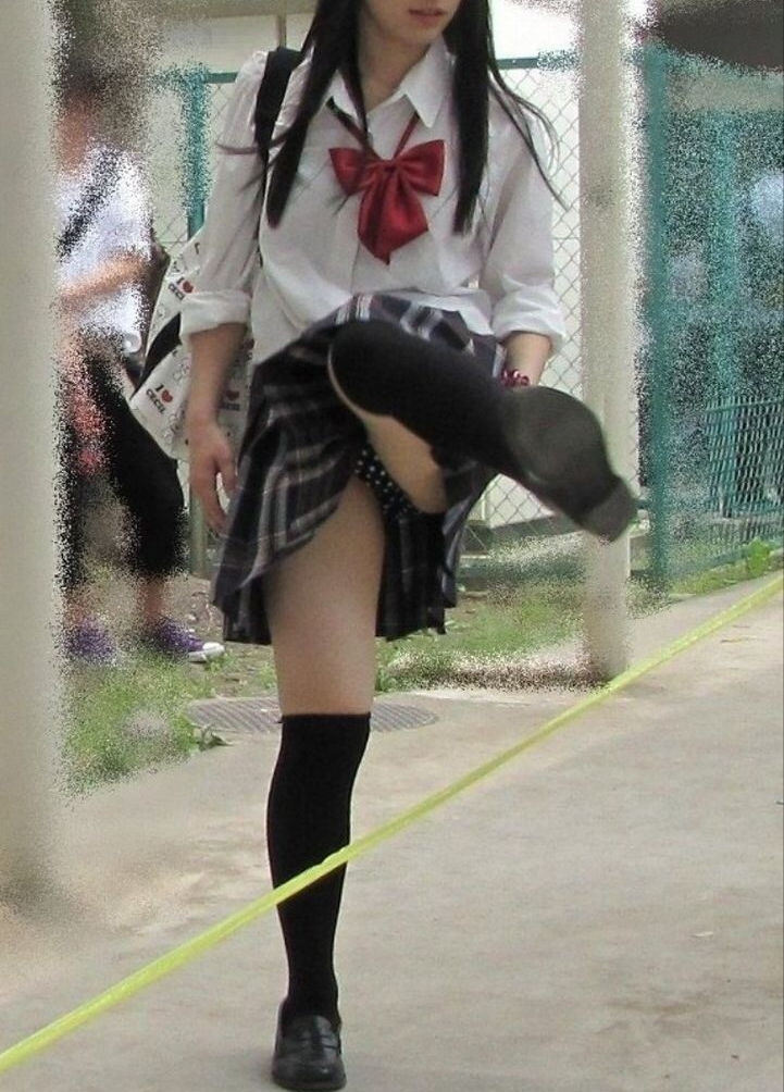 スカート 跨ぐ 動きのある パンチラ エロ画像【6】