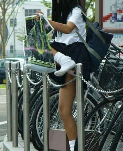 スカート 跨ぐ 動きのある パンチラ エロ画像【9】