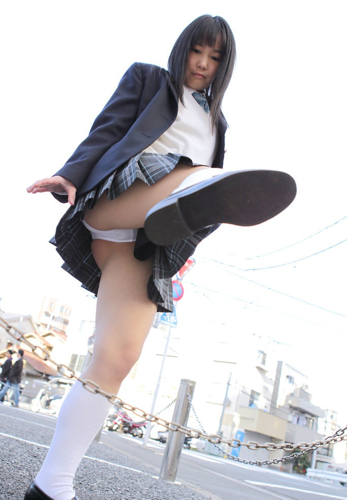 スカート 跨ぐ 動きのある パンチラ エロ画像【12】