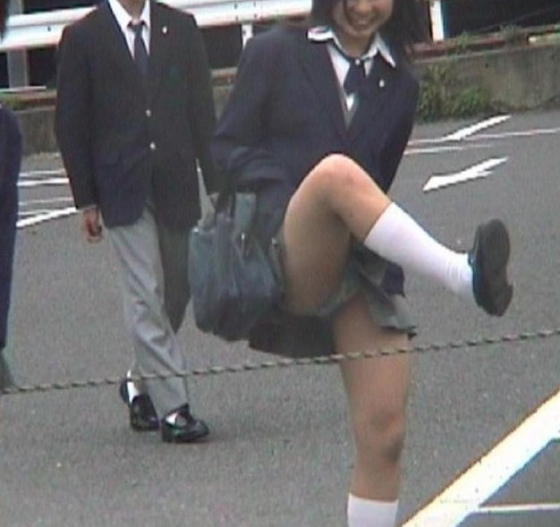 スカート 跨ぐ 動きのある パンチラ エロ画像【13】