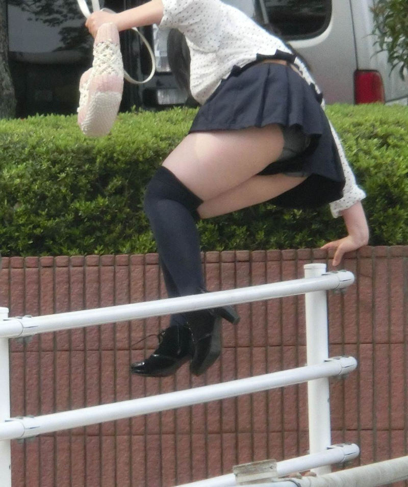 スカート 跨ぐ 動きのある パンチラ エロ画像【14】