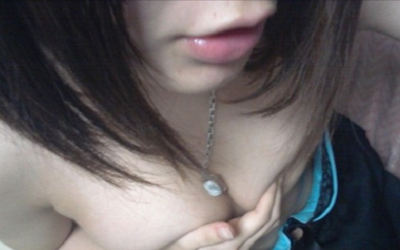 アヒル口のぶりっ子仕草で自撮りしたエロ画像 ①