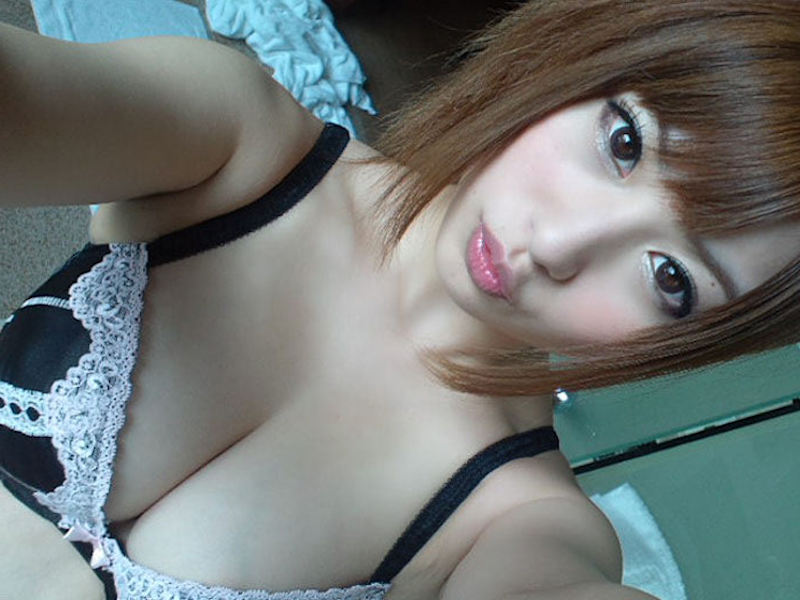 アヒル口のぶりっ子仕草で自撮りしたエロ画像