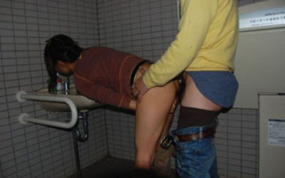 トイレの個室でセックスする便所内性行為画像 ③