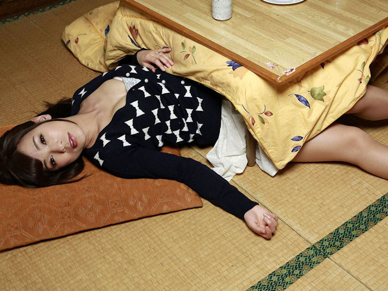 こたつと熟女がコラボした冬のおばさんエロ画像