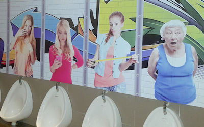 女性に覗かれる海外の奇抜な男子トイレ画像 ①