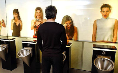 女性に覗かれる海外の奇抜な男子トイレ画像 ④