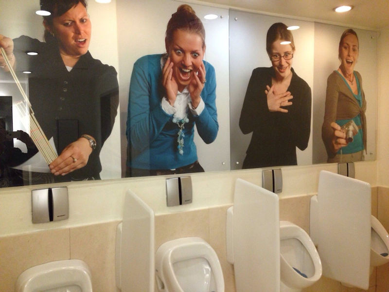 女性に覗かれる海外の奇抜な男子トイレ画像