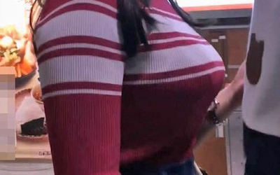 おっぱいがせり出す着衣巨乳横乳画像 ②